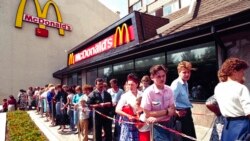 Hàng trăm người dân Nga đứng xếp hàng bên ngoài tiệm đồ ăn nhanh McDonald's đầu tiên ở Moscow được khai trương vào năm 1991. McDonald's đã ngưng hoạt động ở Nga để đáp trả cuộc xâm lược của ông Putin vào Ukraine