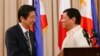 Thủ tướng Nhật Shinzo Abe (trái) và Tổng thống Philippines Rodrigo Duterte trong chuyến thăm chính thức 2 ngày của ông tới Philippines, ngày 12/1/2017.