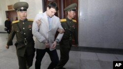 Sinh viên Otto Warmbier được Bắc Triều Tiên trả về Mỹ trong tình trạng hôn mê vào ngày 13 tháng 6 sau khi được thả tù trên cơ sở nhân đạo và qua đời vào ngày 19 tháng 6.