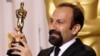 Đạo diễn người Iran Asghar Farhadi với tượng vàng Oscar cho phim nước ngoài hay nhất 'A Separation' tại Lễ trao giải Oscar lần thứ 84 ở Hollywood, ngày 26 tháng 2, 2012