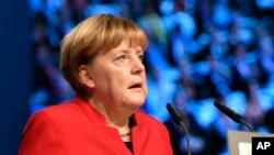 Thủ tướng Đức Angela Merkel yêu cầu mạnh tay, đảm bảo rằng những người bị khước quy chế tị nạn phải ra khỏi Đức.